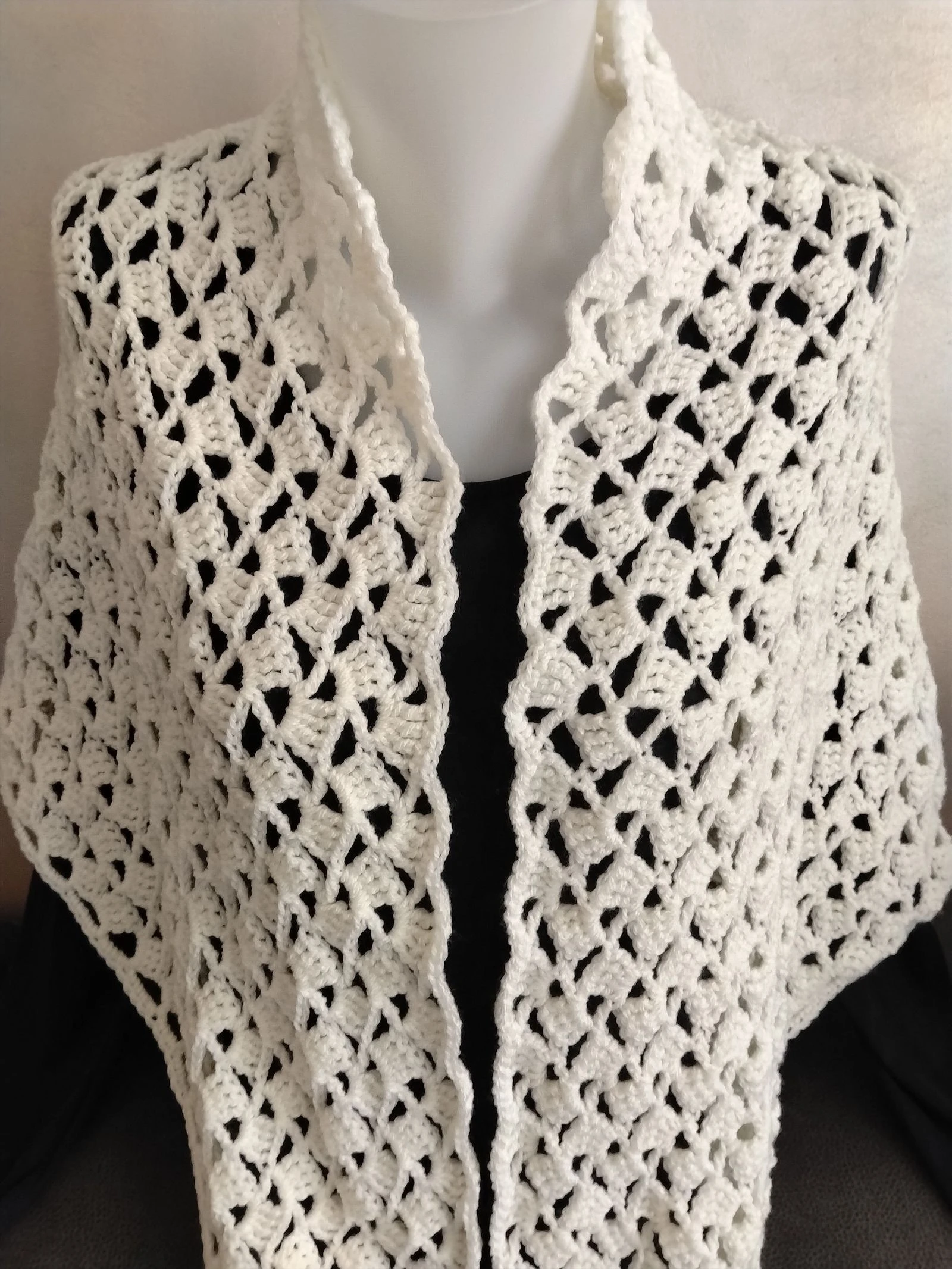 Handmade ecru white crocheted shawl — Openwork & asymmetrical stitch – photo 4